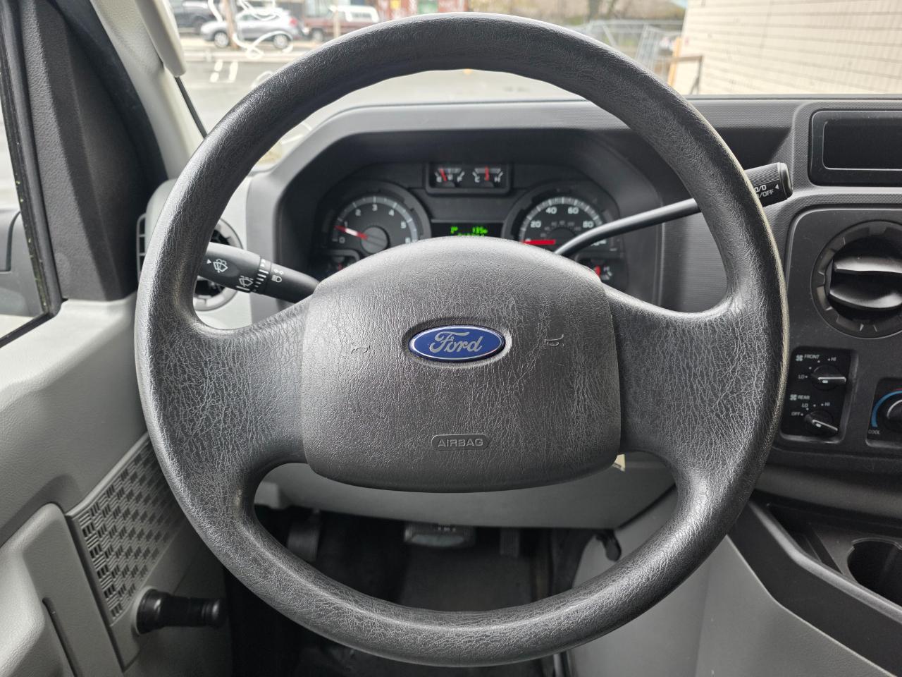 Ford Econoline Wagon E-350 Super Duty Ext XLT 2011