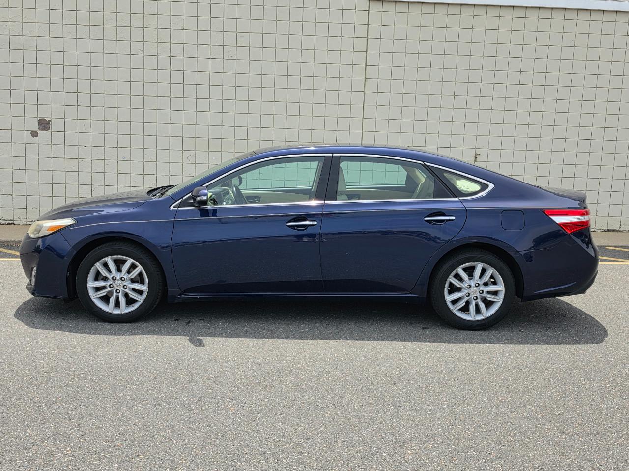 Toyota Avalon 4dr Sdn XLE Premium (Natl) 2013