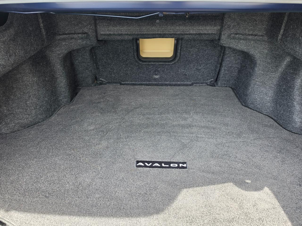Toyota Avalon 4dr Sdn XLE Premium (Natl) 2013