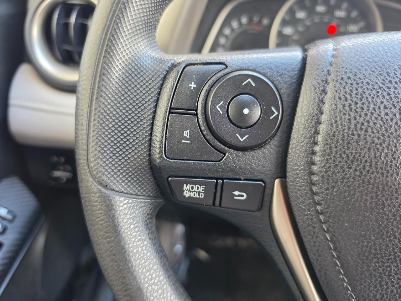 Toyota RAV4 AWD 4dr XLE (Natl) 2015