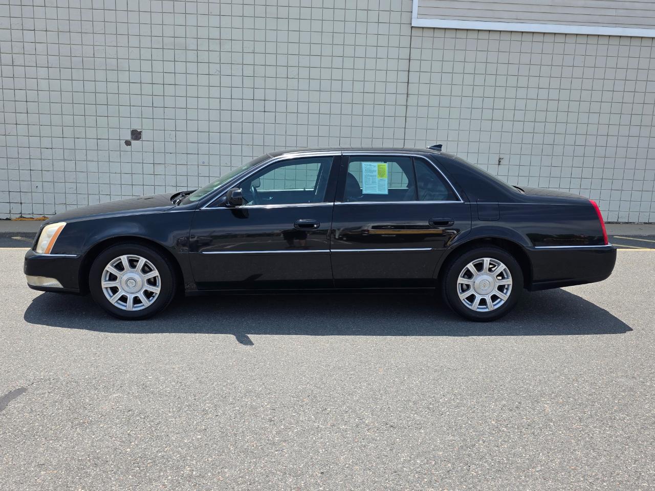 Cadillac DTS 4dr Sdn Base 2011