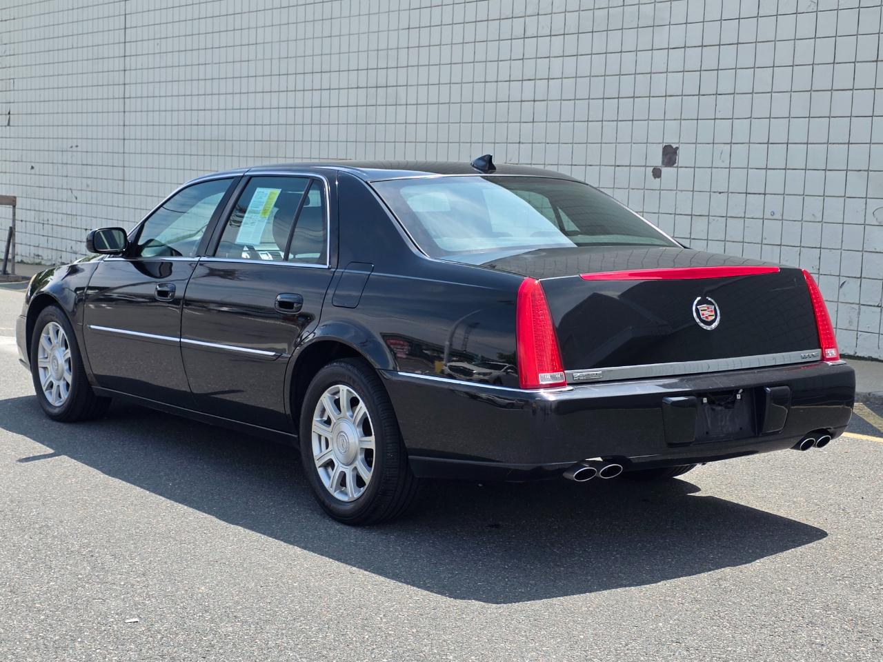 Cadillac DTS 4dr Sdn Base 2011