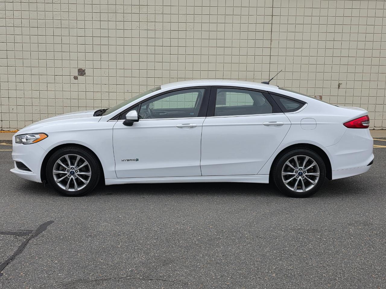 Ford Fusion Hybrid SE FWD 2017