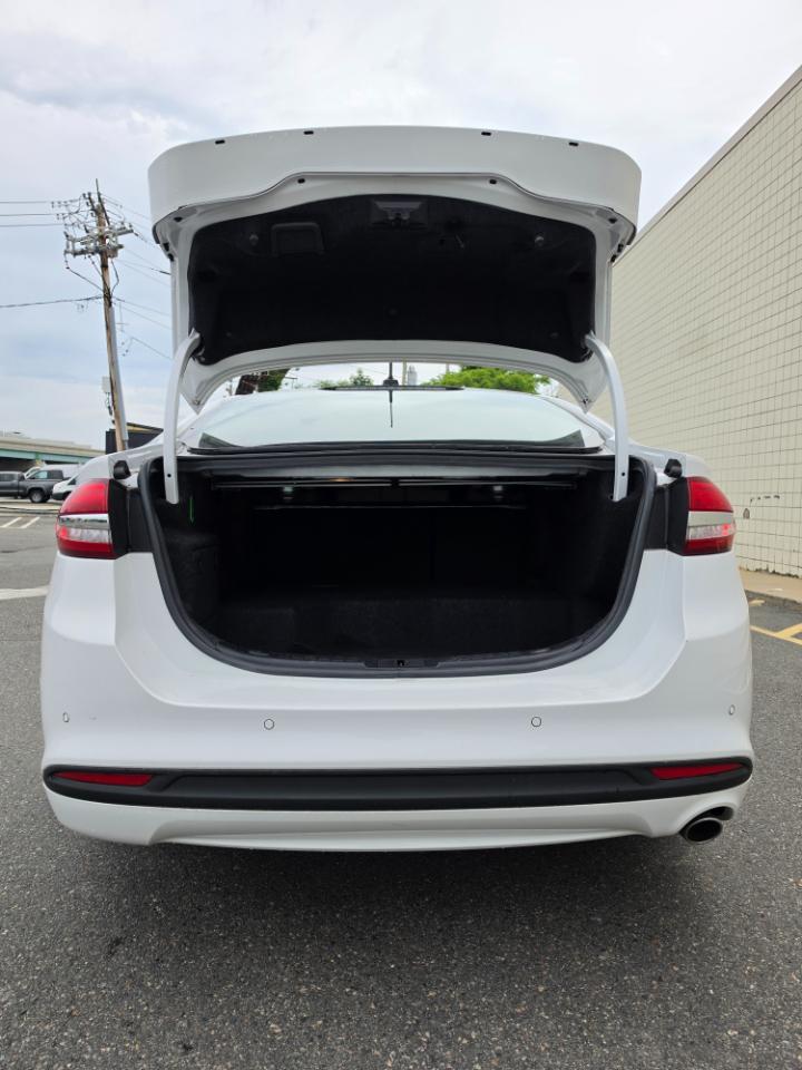Ford Fusion Hybrid SE FWD 2017
