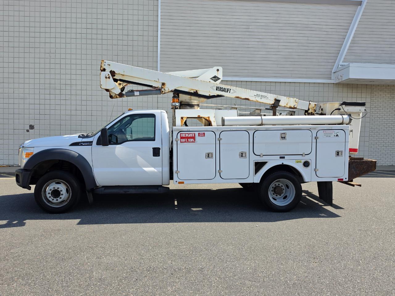 Ford Super Duty F-450 DRW 2WD Reg Cab 141" WB 60" CA XLT 2011