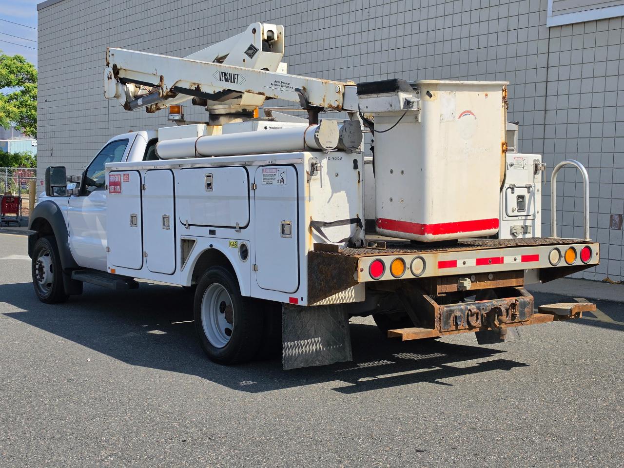 Ford Super Duty F-450 DRW 2WD Reg Cab 141" WB 60" CA XLT 2011
