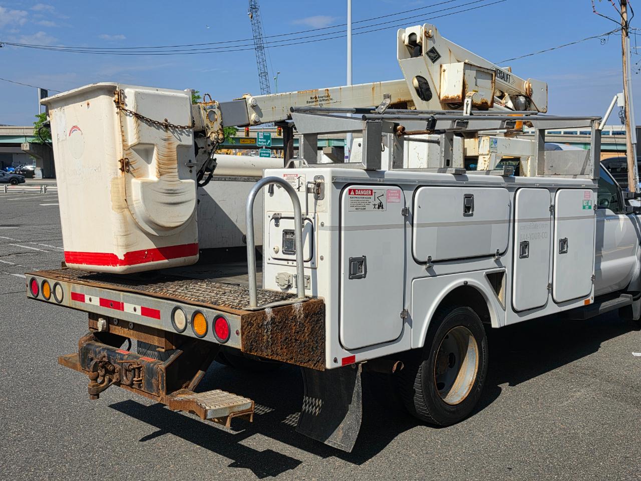 Ford Super Duty F-450 DRW 2WD Reg Cab 141" WB 60" CA XLT 2011