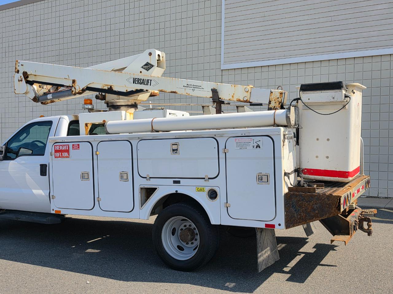 Ford Super Duty F-450 DRW 2WD Reg Cab 141" WB 60" CA XLT 2011