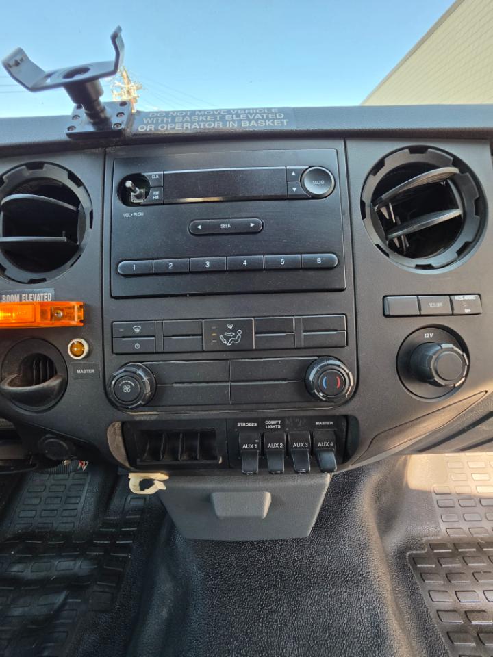 Ford Super Duty F-450 DRW 2WD Reg Cab 141" WB 60" CA XLT 2011