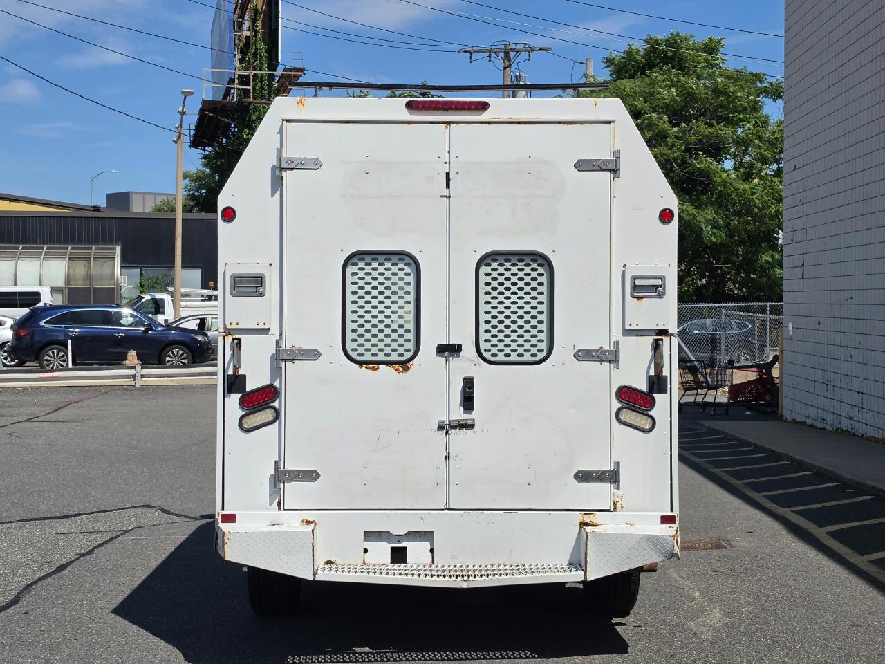 Ford Econoline Commercial Cutaway E-350 Super Duty 138" SRW 2014