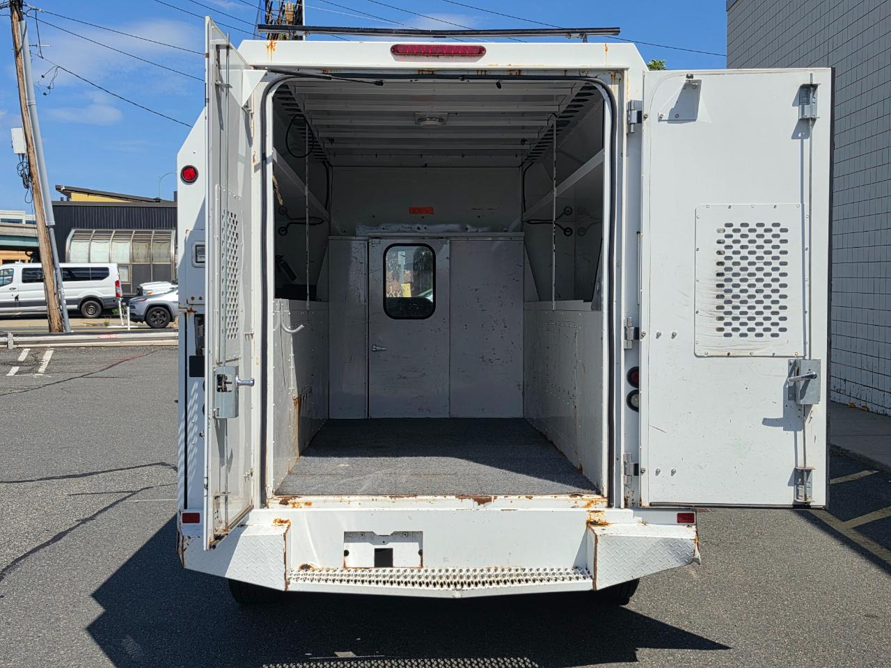 Ford Econoline Commercial Cutaway E-350 Super Duty 138" SRW 2014