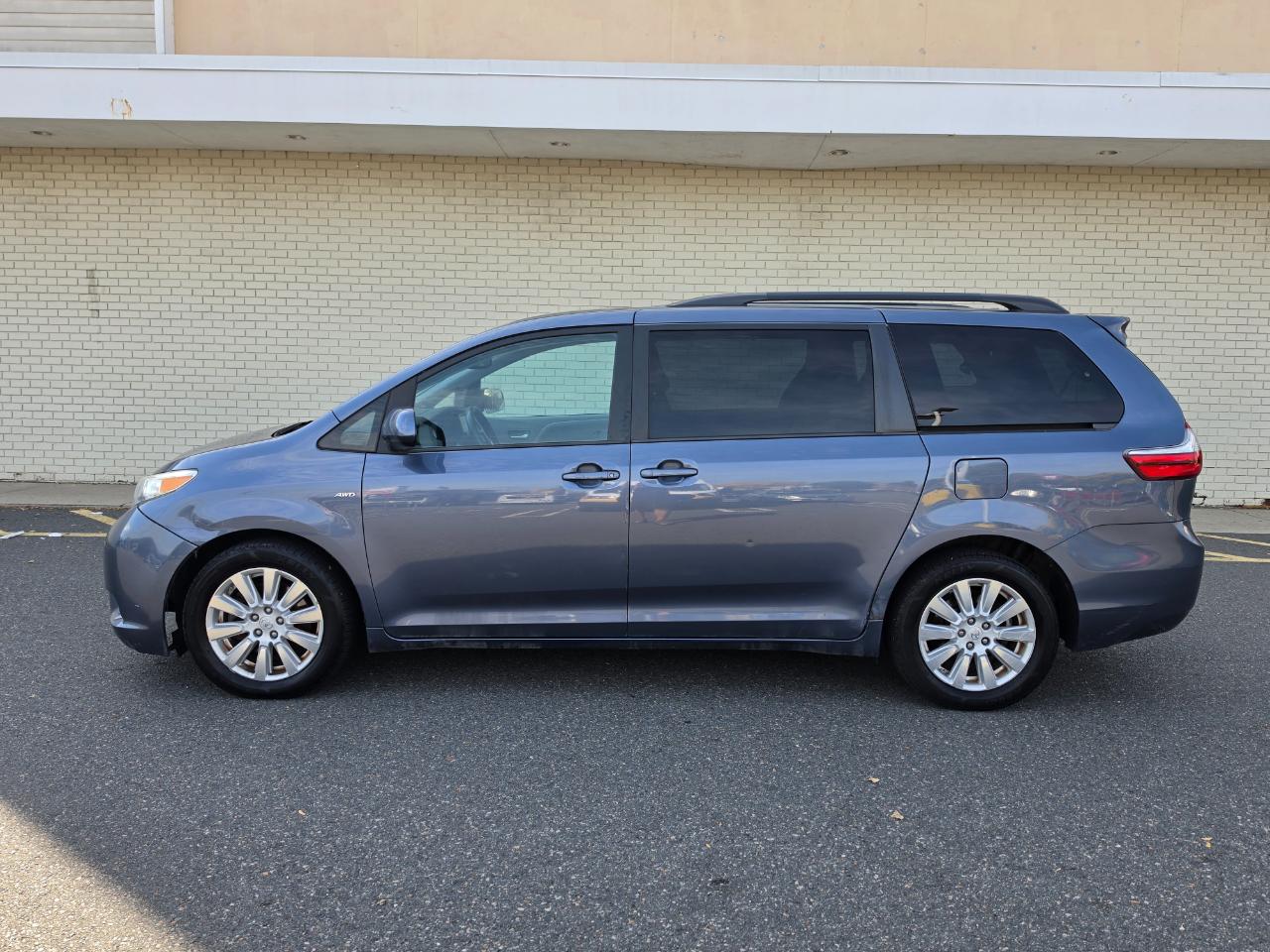 Toyota Sienna LE AWD 7-Passenger (Natl) 2017