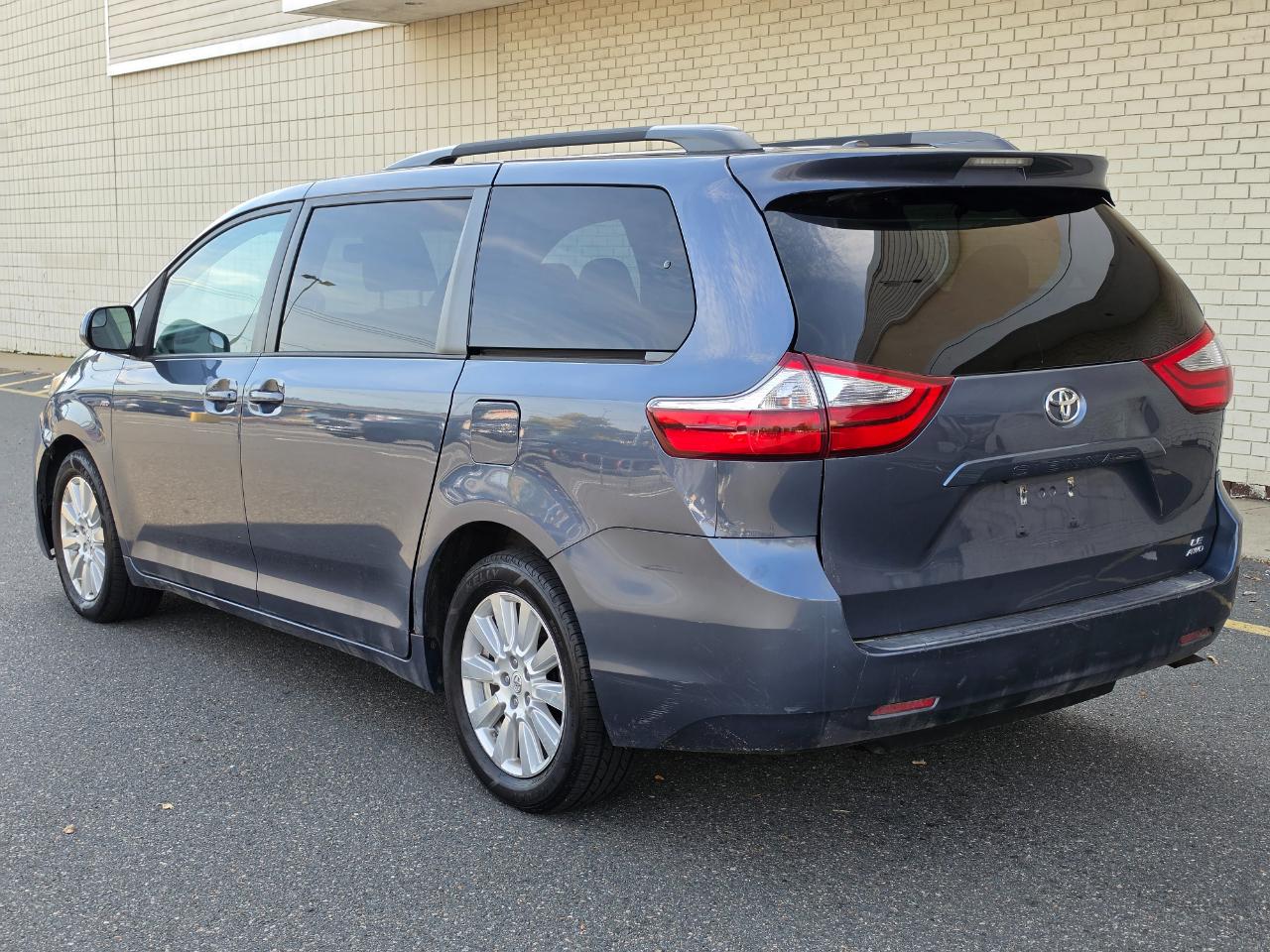 Toyota Sienna LE AWD 7-Passenger (Natl) 2017