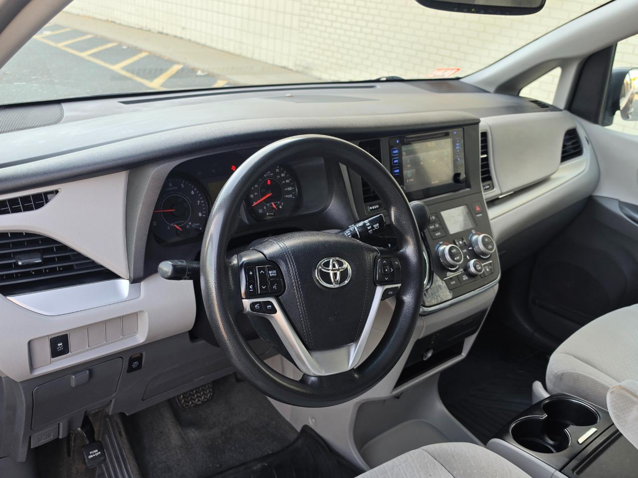 Toyota Sienna LE AWD 7-Passenger (Natl) 2017