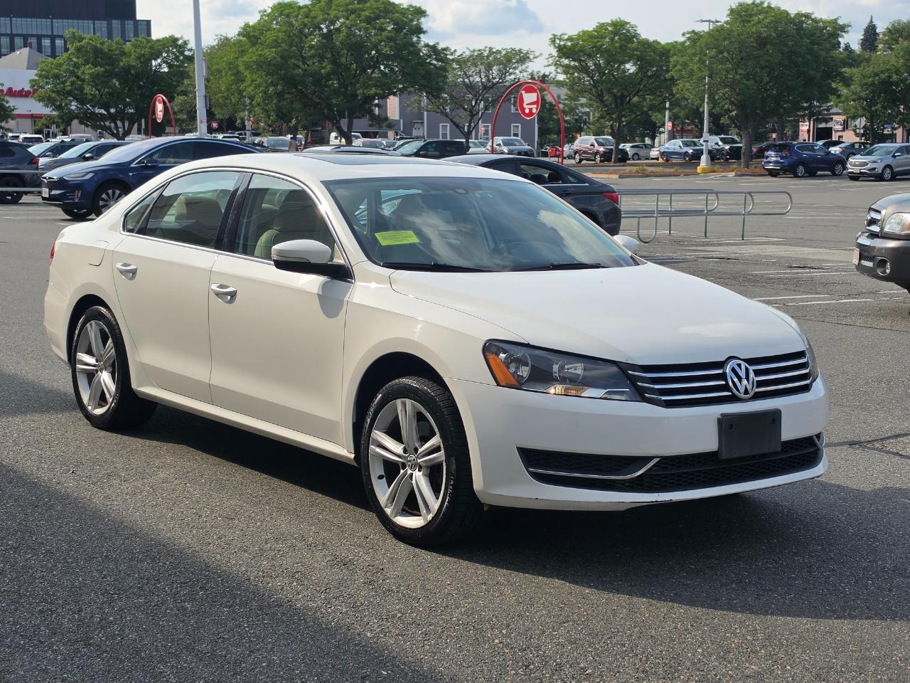 Volkswagen Passat 4dr Sdn 1.8T Auto SE w/Sunroof & Nav PZEV 2014
