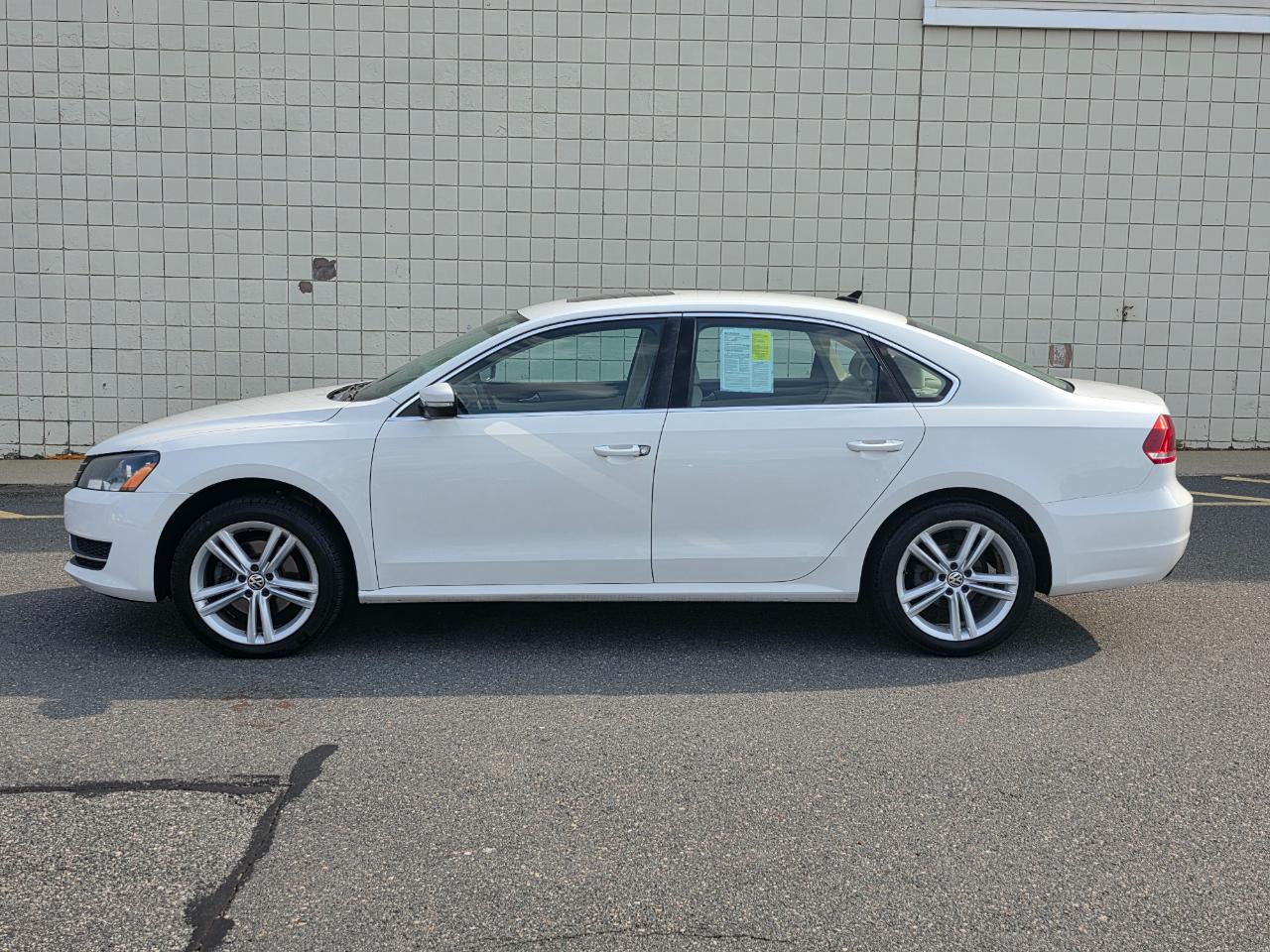 Volkswagen Passat 4dr Sdn 1.8T Auto SE w/Sunroof & Nav PZEV 2014