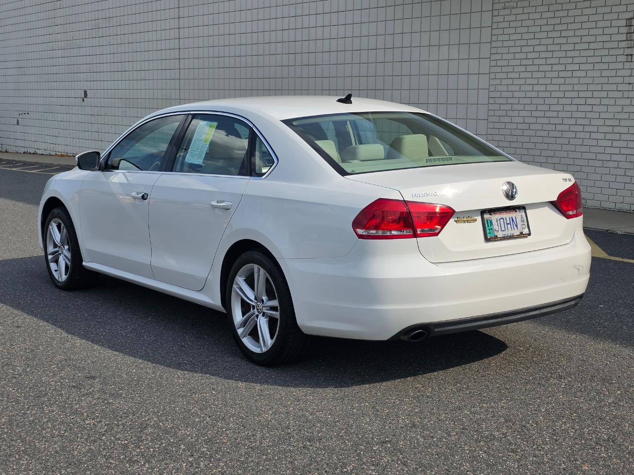 Volkswagen Passat 4dr Sdn 1.8T Auto SE w/Sunroof & Nav PZEV 2014