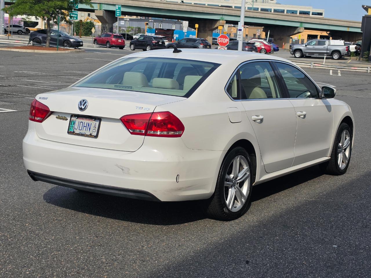 Volkswagen Passat 4dr Sdn 1.8T Auto SE w/Sunroof & Nav PZEV 2014