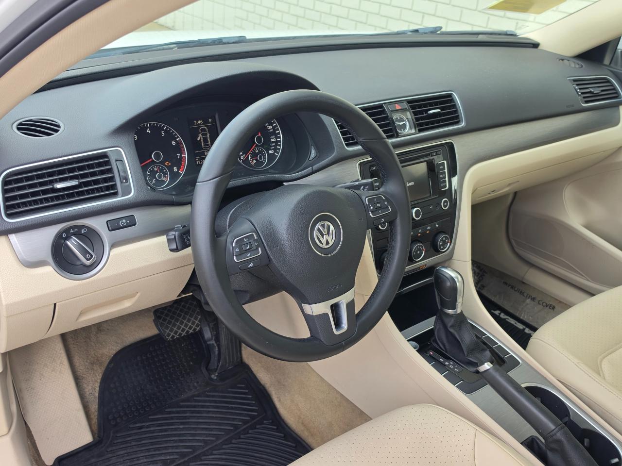 Volkswagen Passat 4dr Sdn 1.8T Auto SE w/Sunroof & Nav PZEV 2014