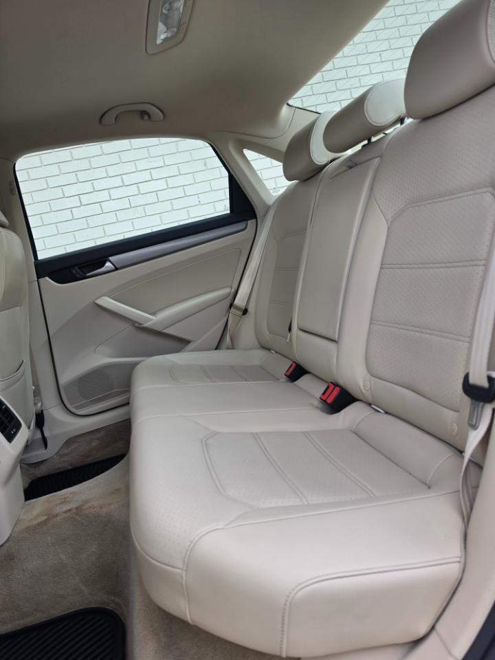 Volkswagen Passat 4dr Sdn 1.8T Auto SE w/Sunroof & Nav PZEV 2014