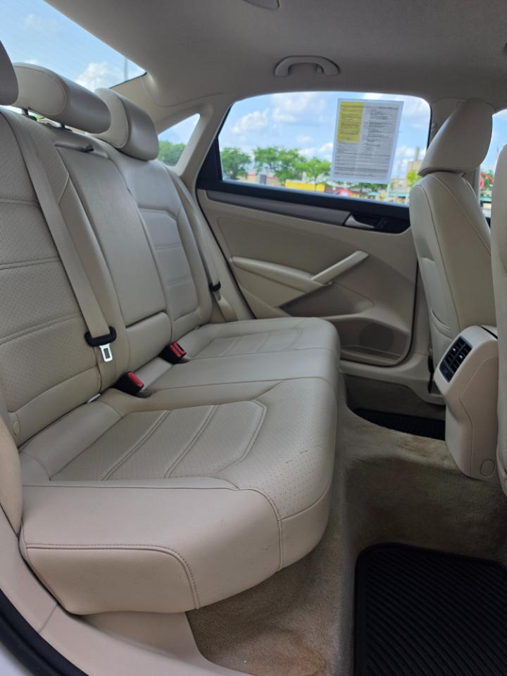 Volkswagen Passat 4dr Sdn 1.8T Auto SE w/Sunroof & Nav PZEV 2014