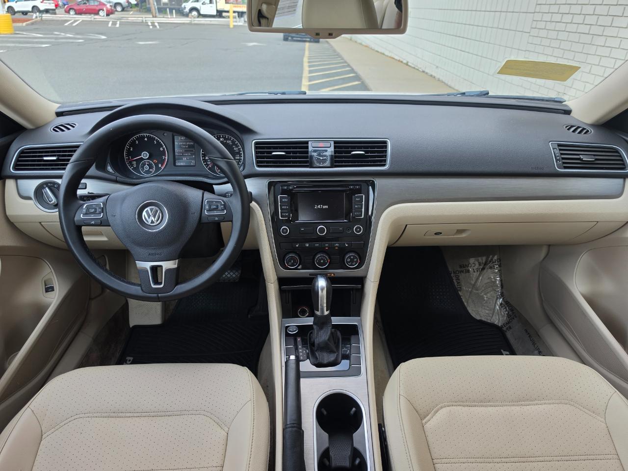 Volkswagen Passat 4dr Sdn 1.8T Auto SE w/Sunroof & Nav PZEV 2014