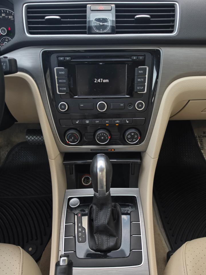 Volkswagen Passat 4dr Sdn 1.8T Auto SE w/Sunroof & Nav PZEV 2014