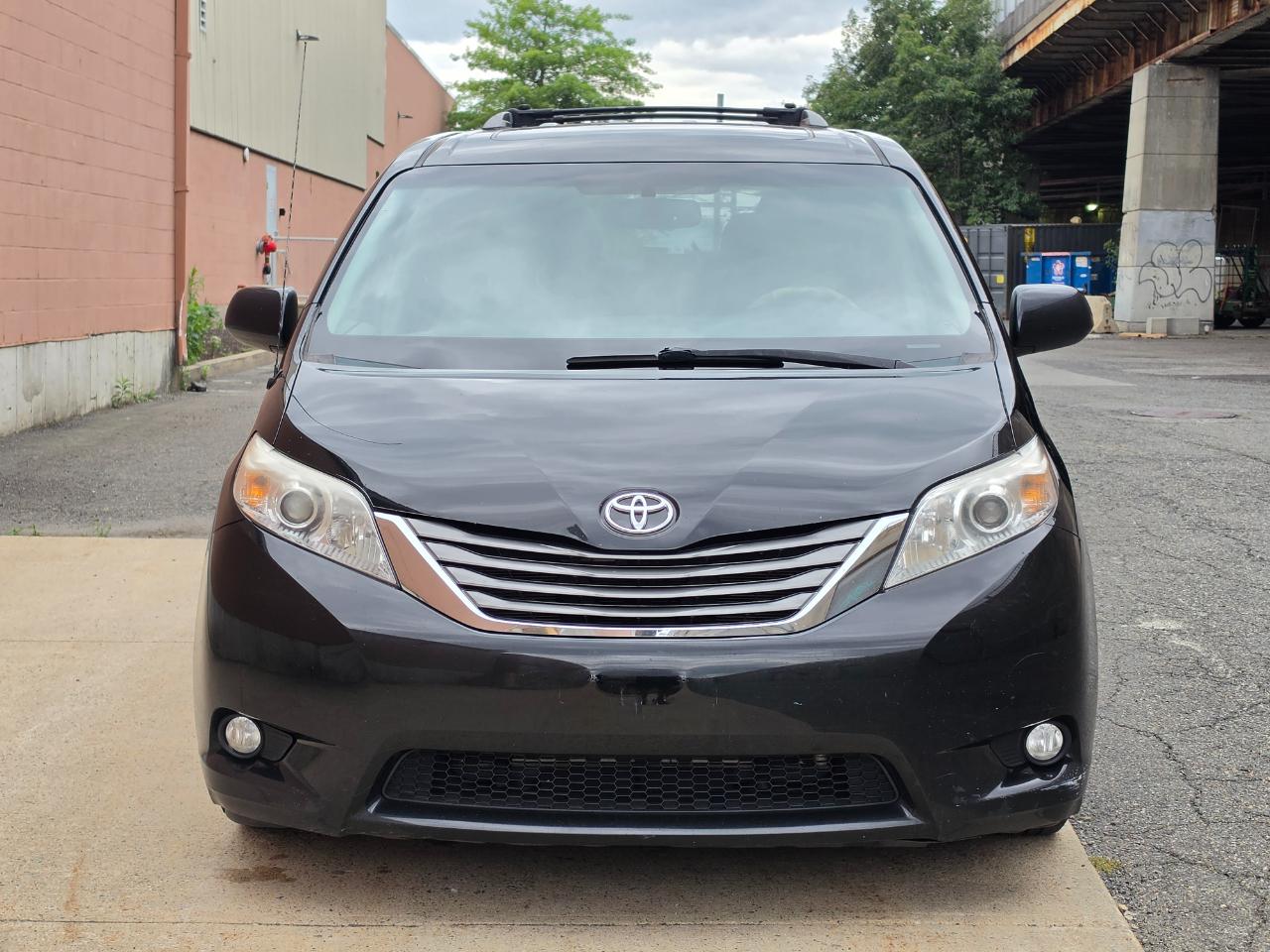 Toyota Sienna 5dr 7-Pass Van V6 XLE AAS FWD (Natl) 2012