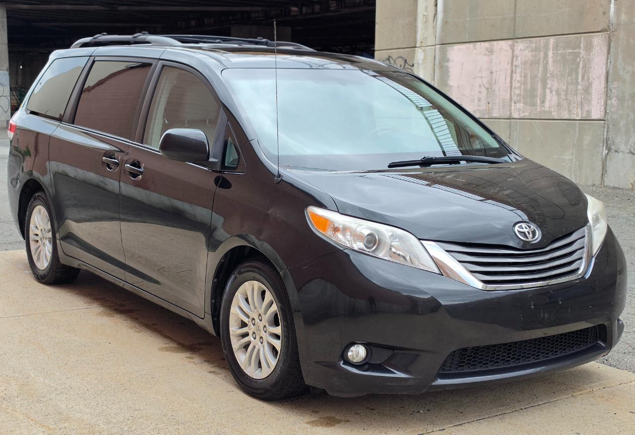 Toyota Sienna 5dr 7-Pass Van V6 XLE AAS FWD (Natl) 2012