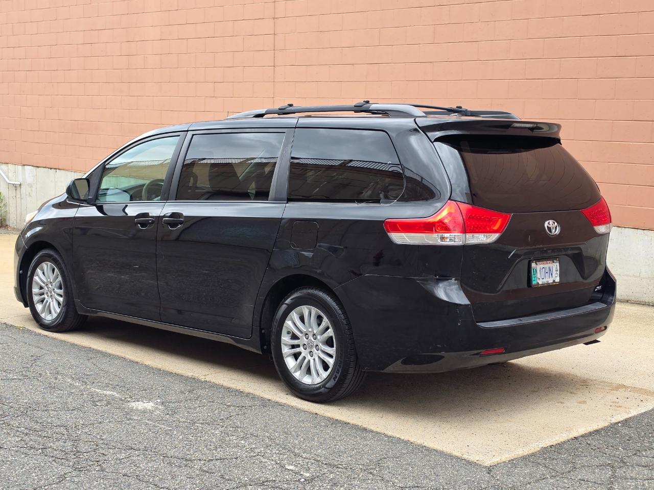 Toyota Sienna 5dr 7-Pass Van V6 XLE AAS FWD (Natl) 2012