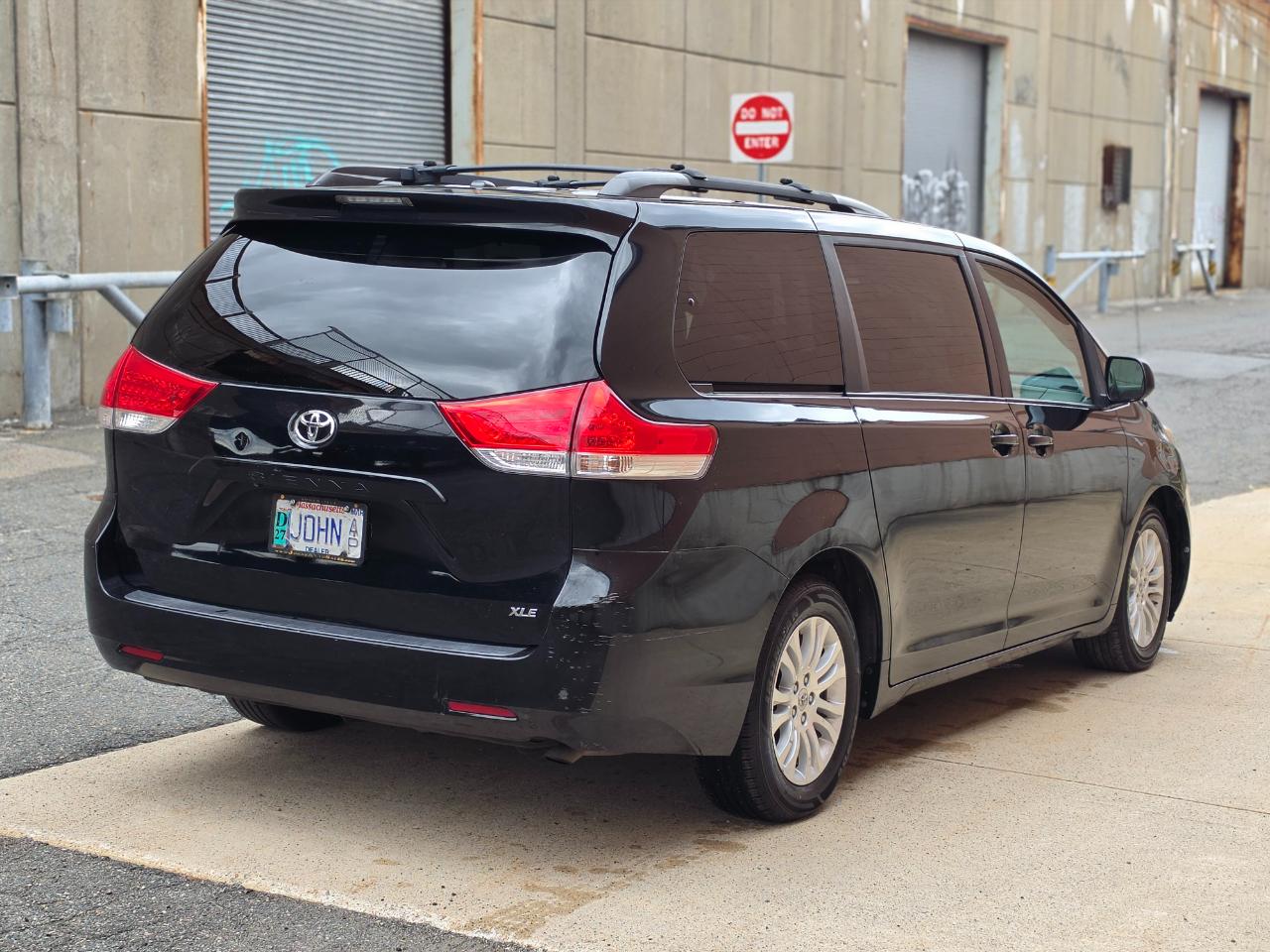Toyota Sienna 5dr 7-Pass Van V6 XLE AAS FWD (Natl) 2012