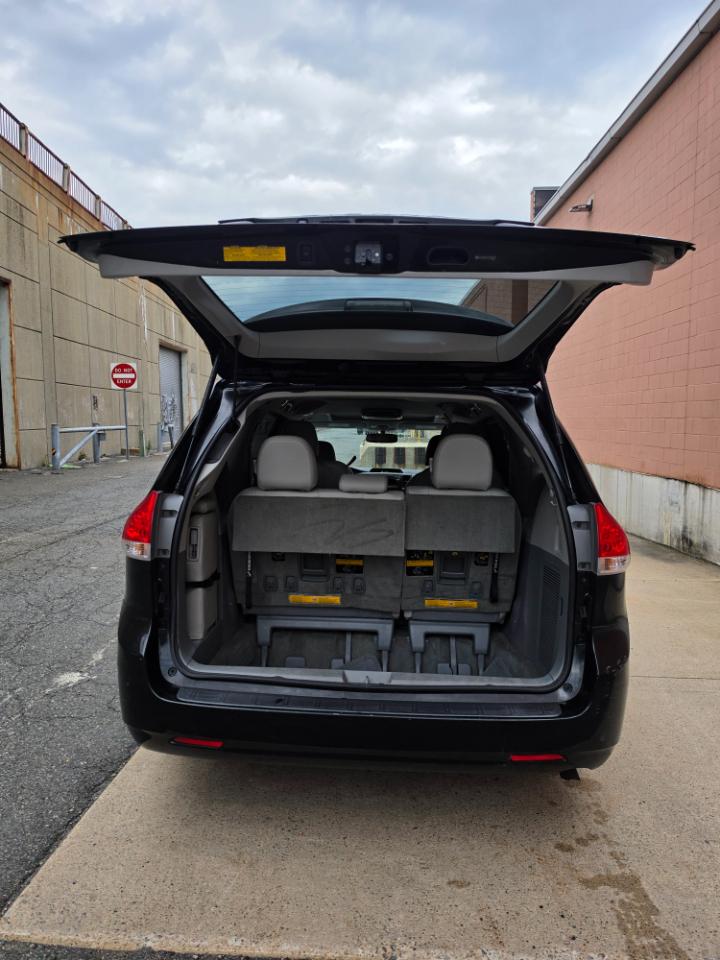 Toyota Sienna 5dr 7-Pass Van V6 XLE AAS FWD (Natl) 2012