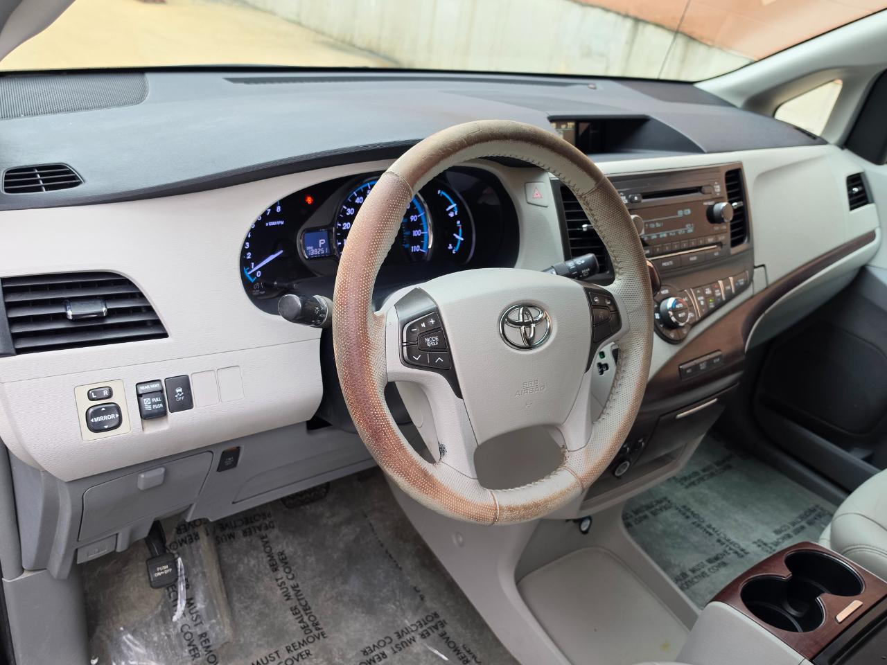 Toyota Sienna 5dr 7-Pass Van V6 XLE AAS FWD (Natl) 2012