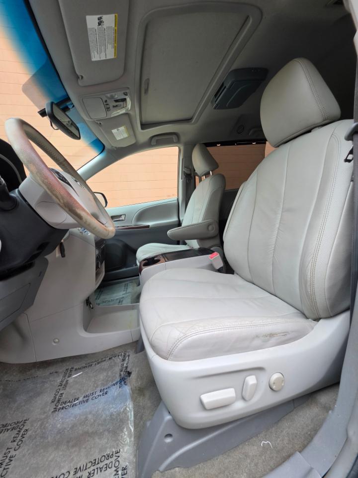 Toyota Sienna 5dr 7-Pass Van V6 XLE AAS FWD (Natl) 2012