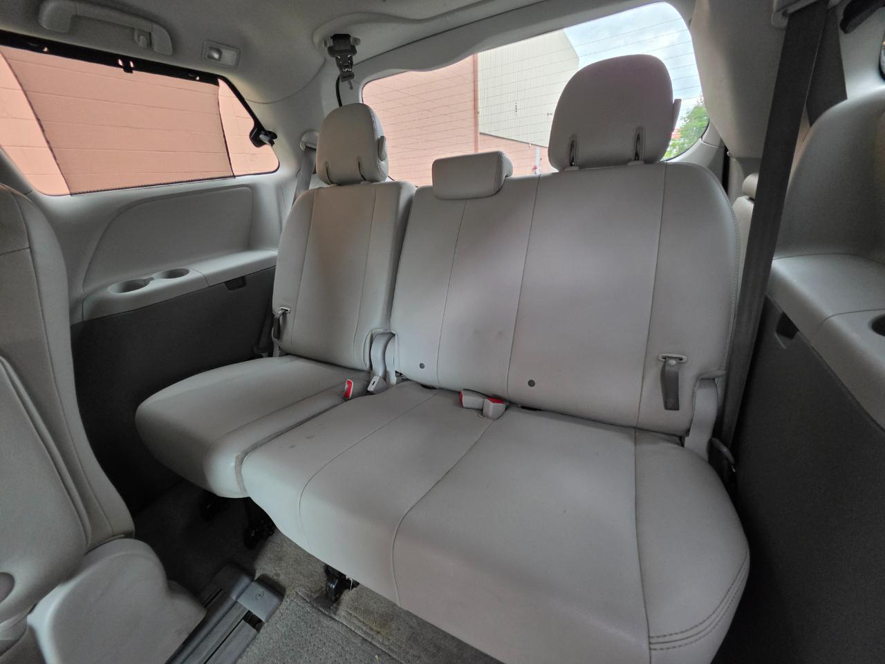 Toyota Sienna 5dr 7-Pass Van V6 XLE AAS FWD (Natl) 2012