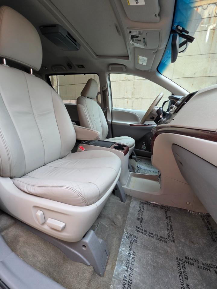 Toyota Sienna 5dr 7-Pass Van V6 XLE AAS FWD (Natl) 2012