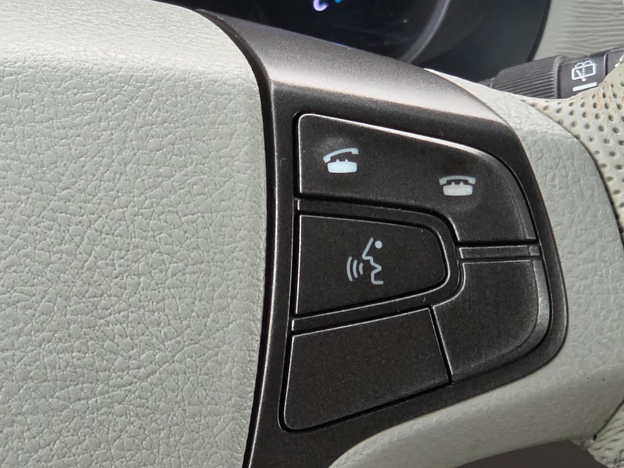 Toyota Sienna 5dr 7-Pass Van V6 XLE AAS FWD (Natl) 2012