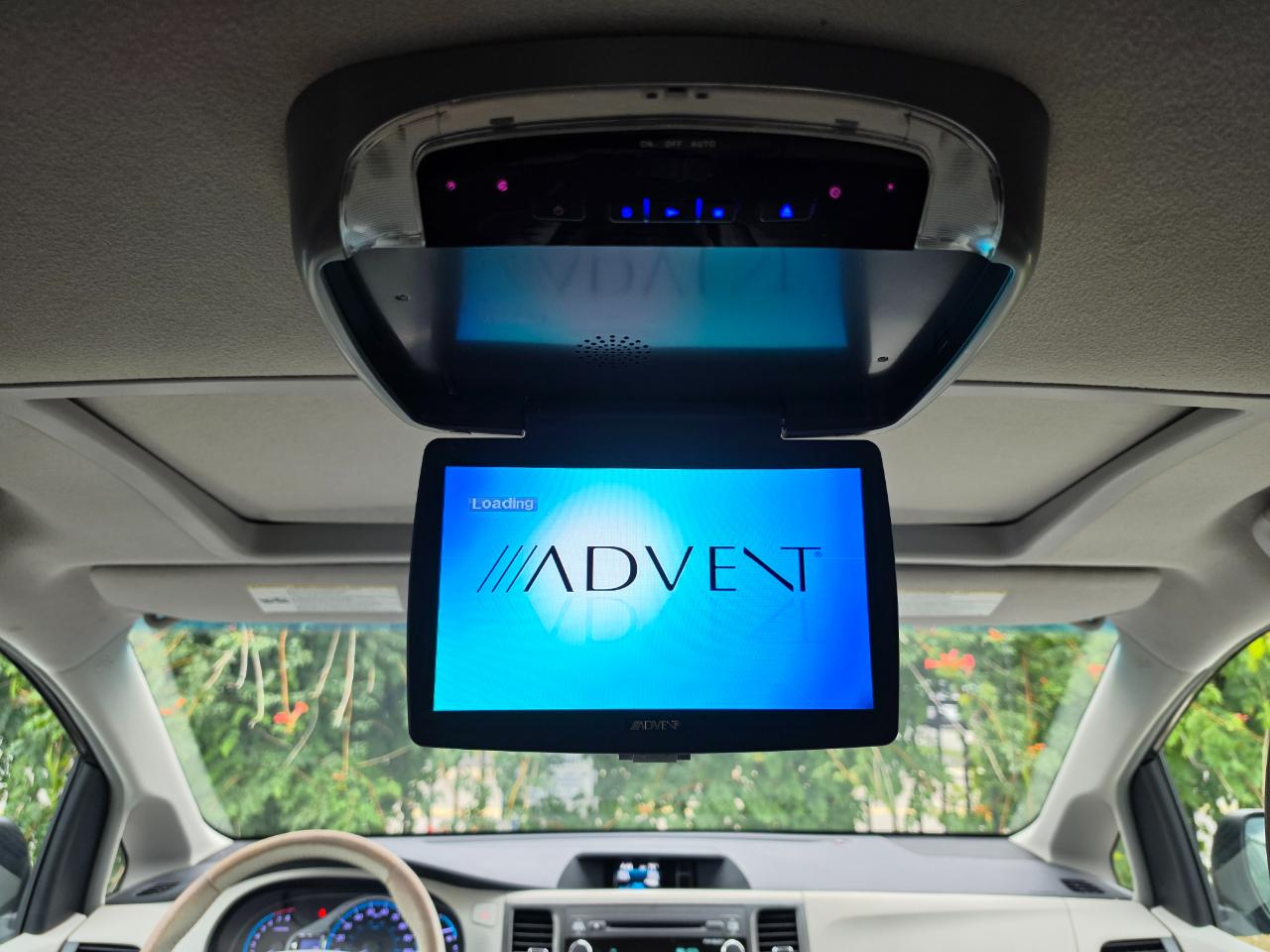 Toyota Sienna 5dr 7-Pass Van V6 XLE AAS FWD (Natl) 2012