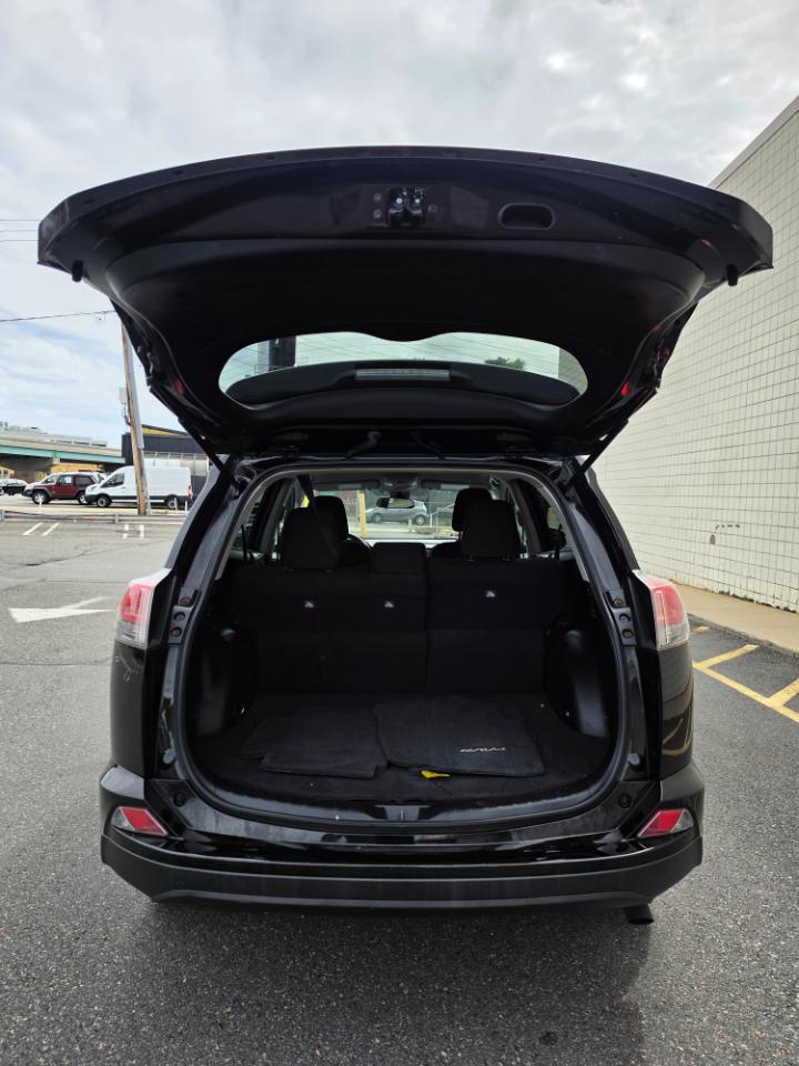 Toyota RAV4 LE AWD (Natl) 2017