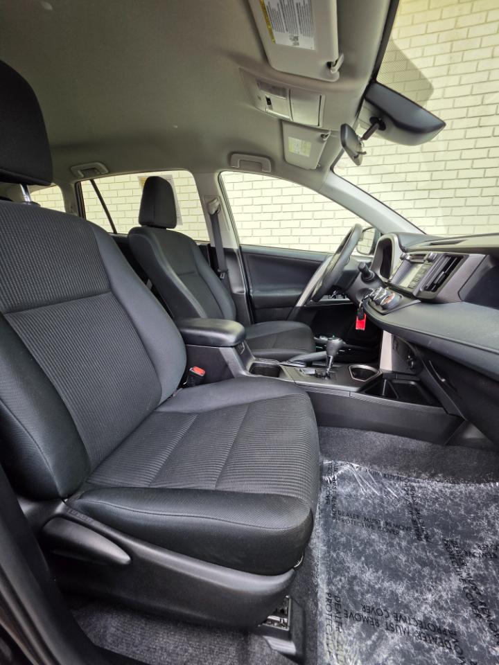 Toyota RAV4 LE AWD (Natl) 2017