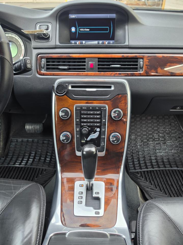 Volvo XC70 4dr Wgn 3.2L PZEV 2012