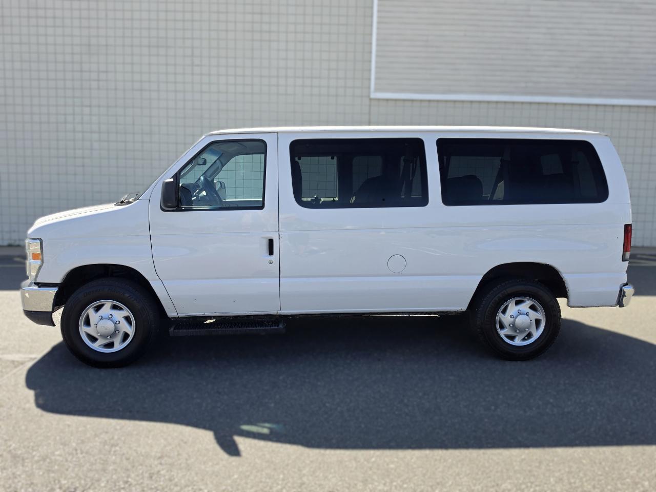 Ford Econoline Wagon E-350 Super Duty XLT 2014