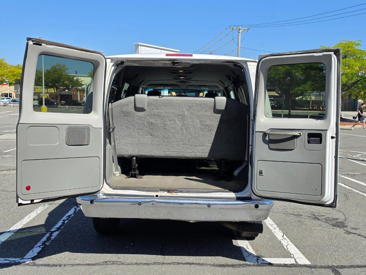 Ford Econoline Wagon E-350 Super Duty XLT 2014