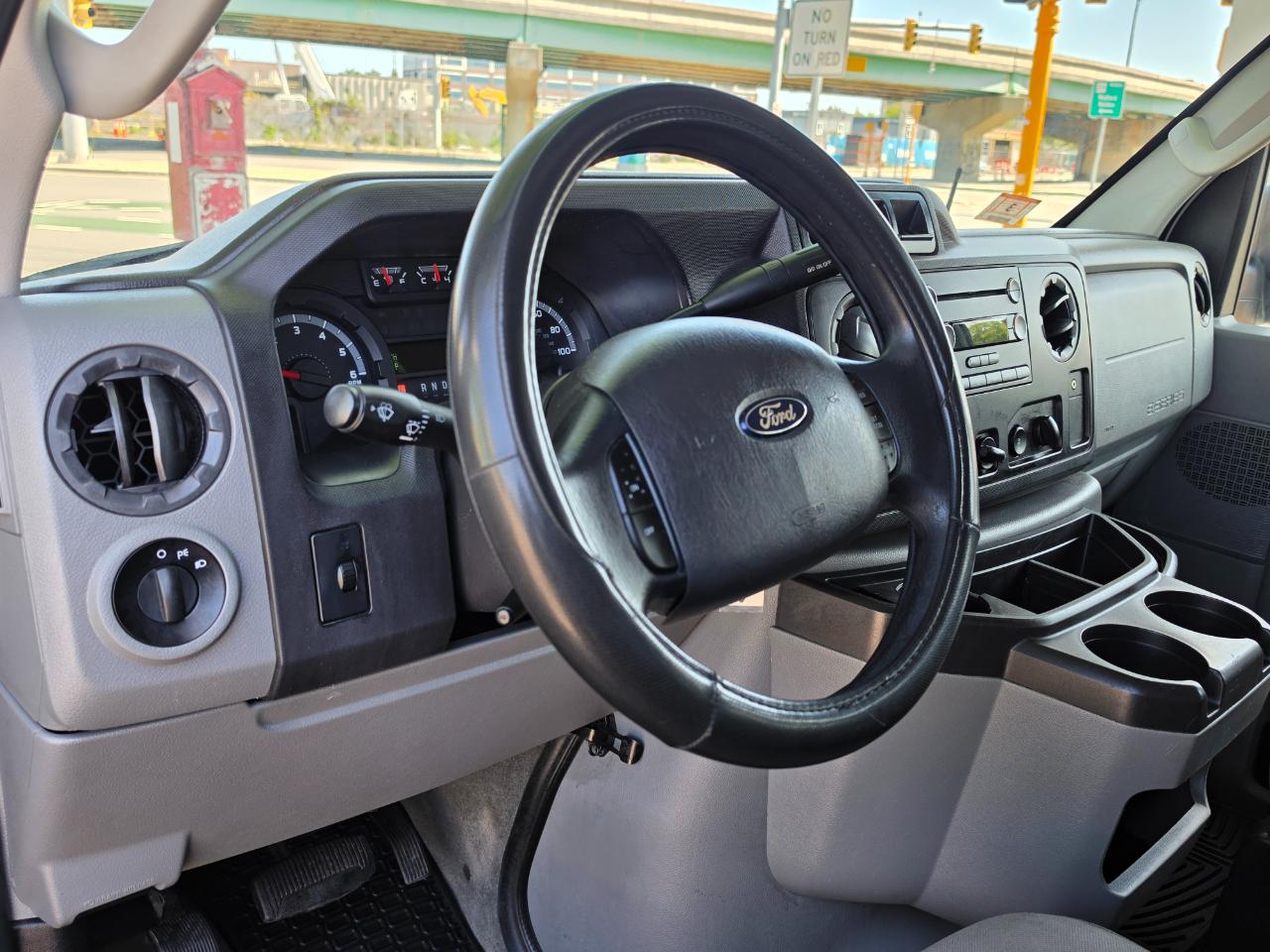 Ford Econoline Wagon E-350 Super Duty XLT 2014