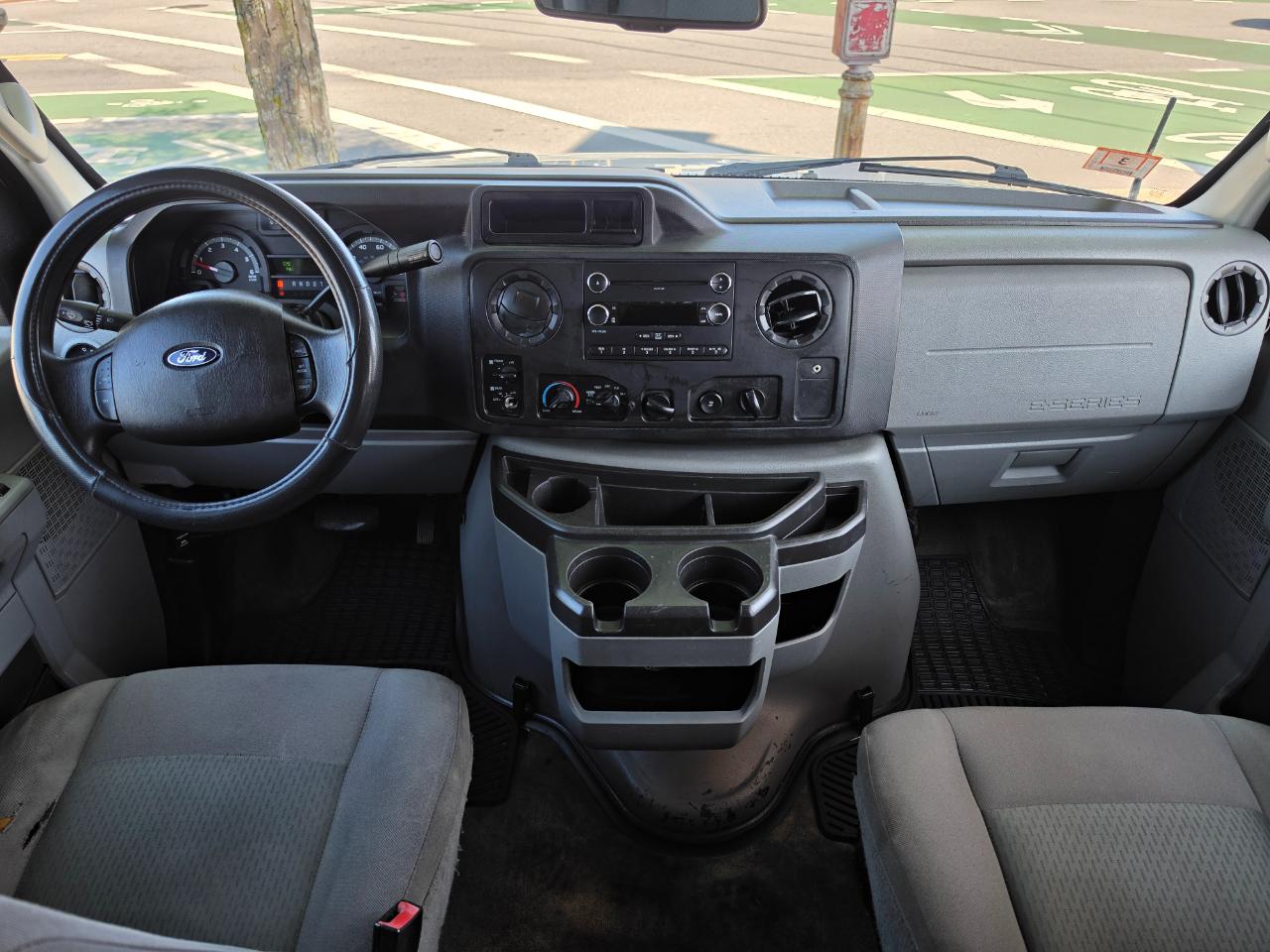 Ford Econoline Wagon E-350 Super Duty XLT 2014