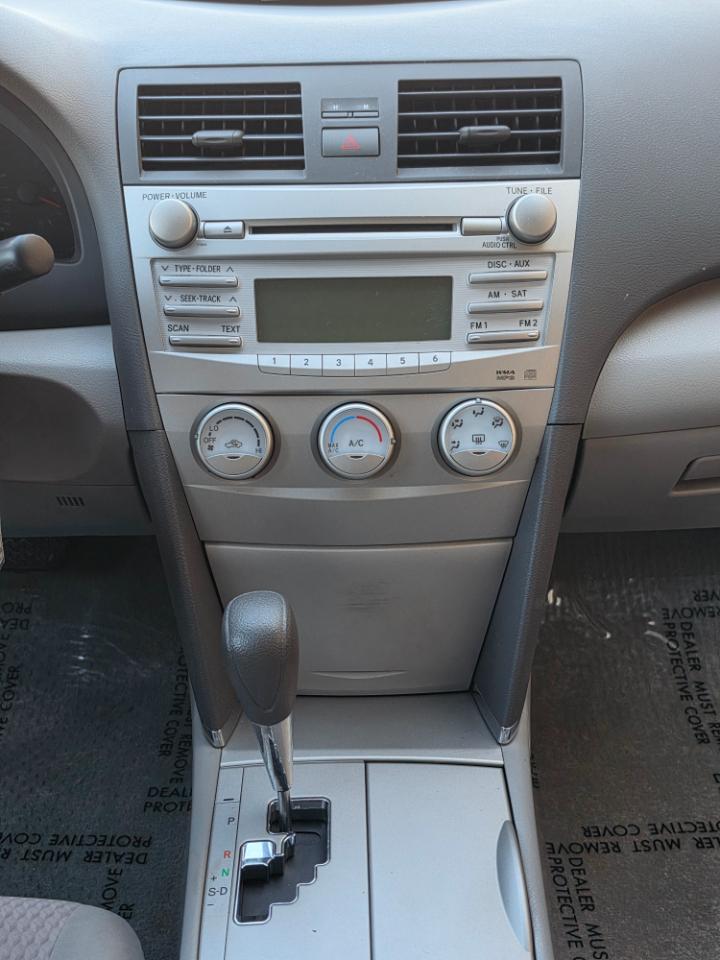 Toyota Camry 4dr Sdn I4 Man LE (Natl) 2011