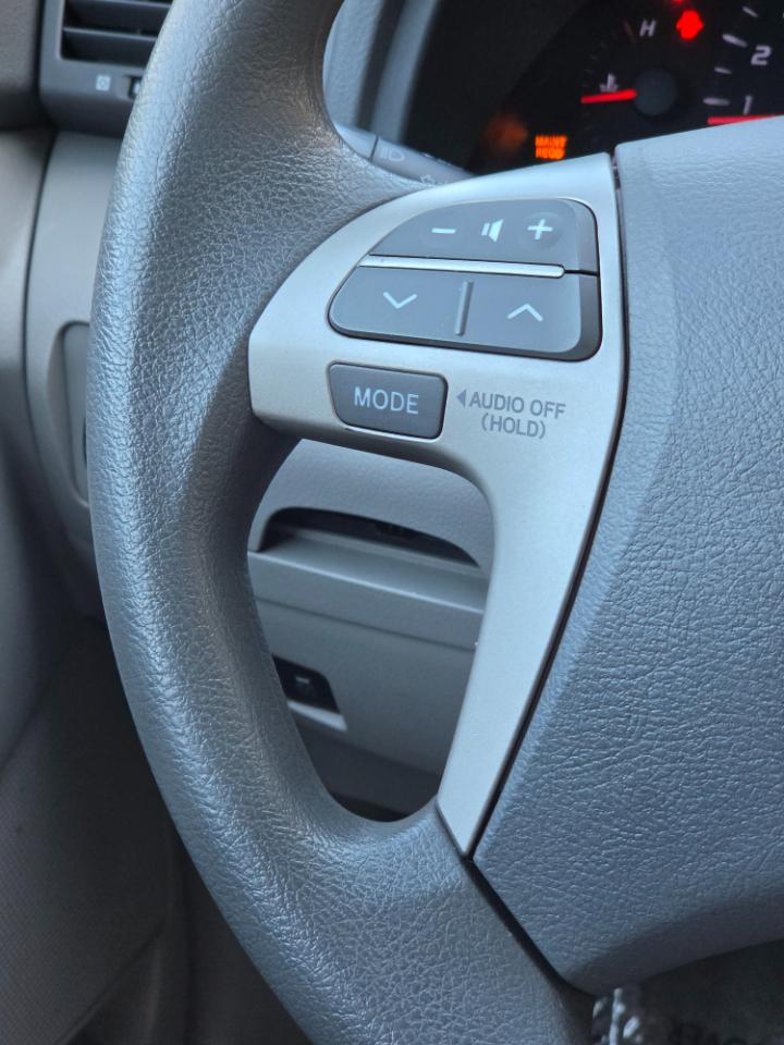 Toyota Camry 4dr Sdn I4 Man LE (Natl) 2011