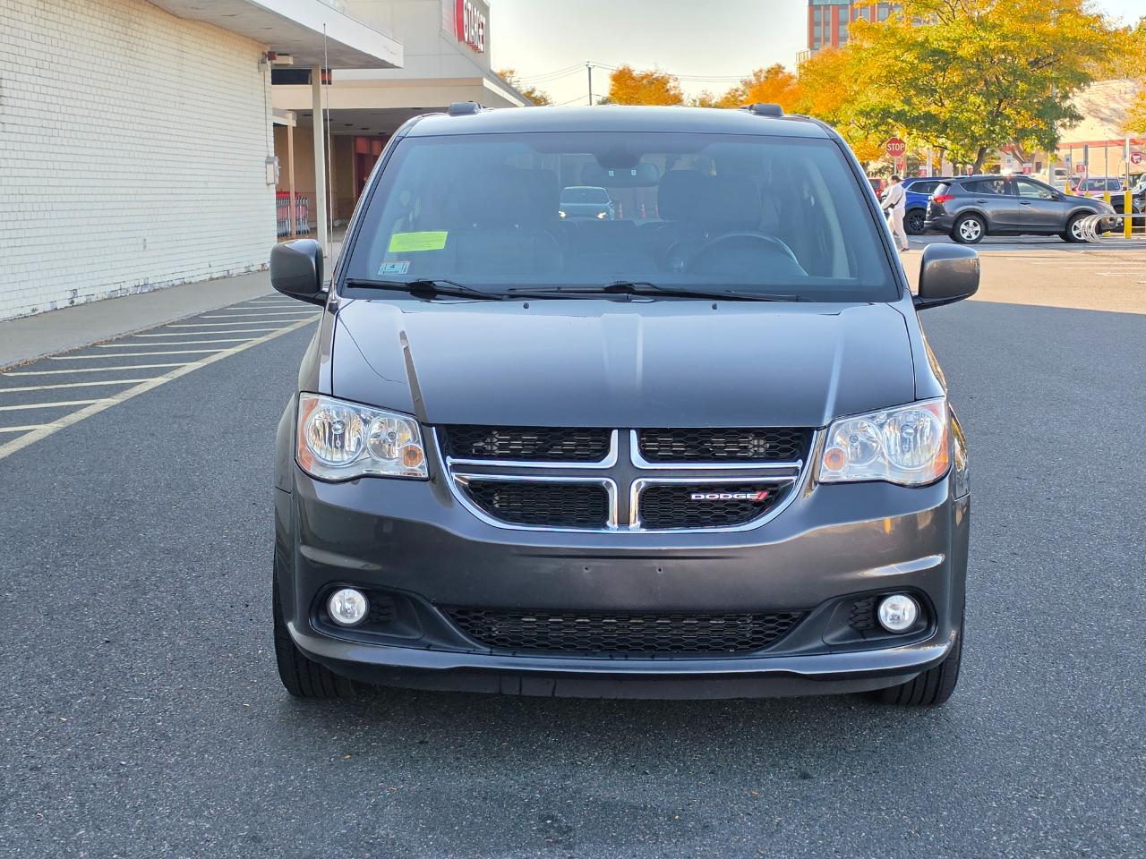 Dodge Grand Caravan photo 2