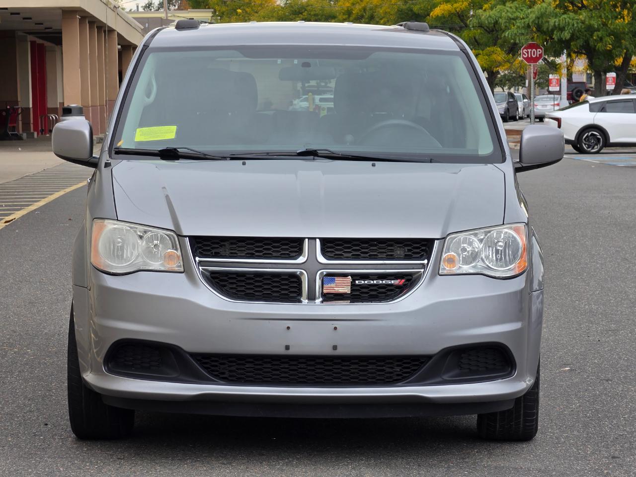 Dodge Grand Caravan photo 2