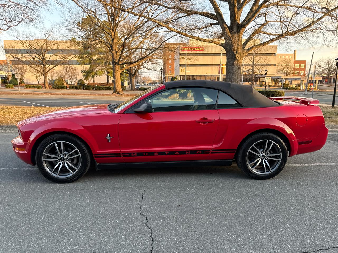 Ford Mustang V6 Deluxe Convertible 2005